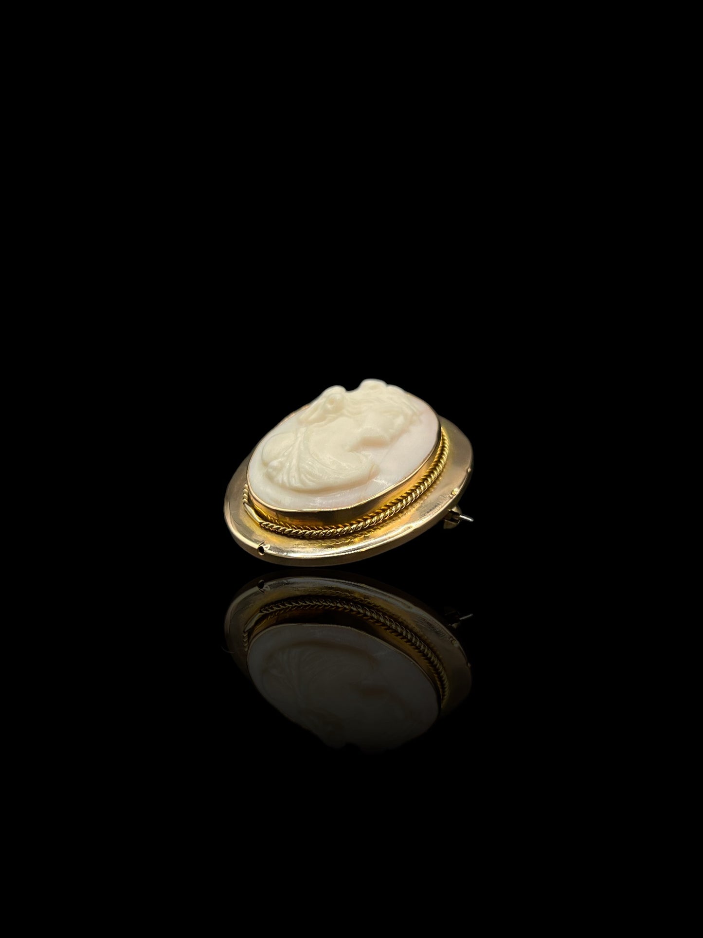 Vintage Yellow Gold Australian Cameo Brooch