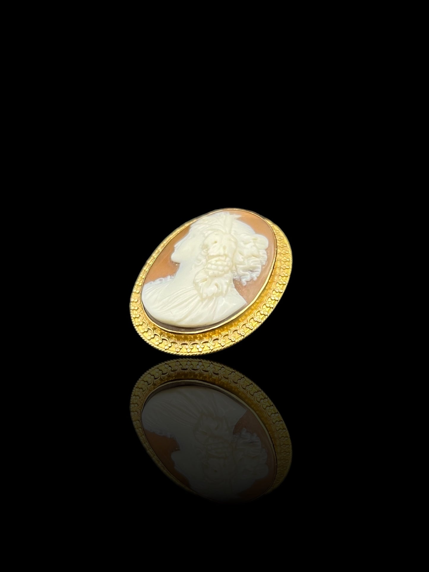 Vintage Yellow Gold Shell Cameo Brooch