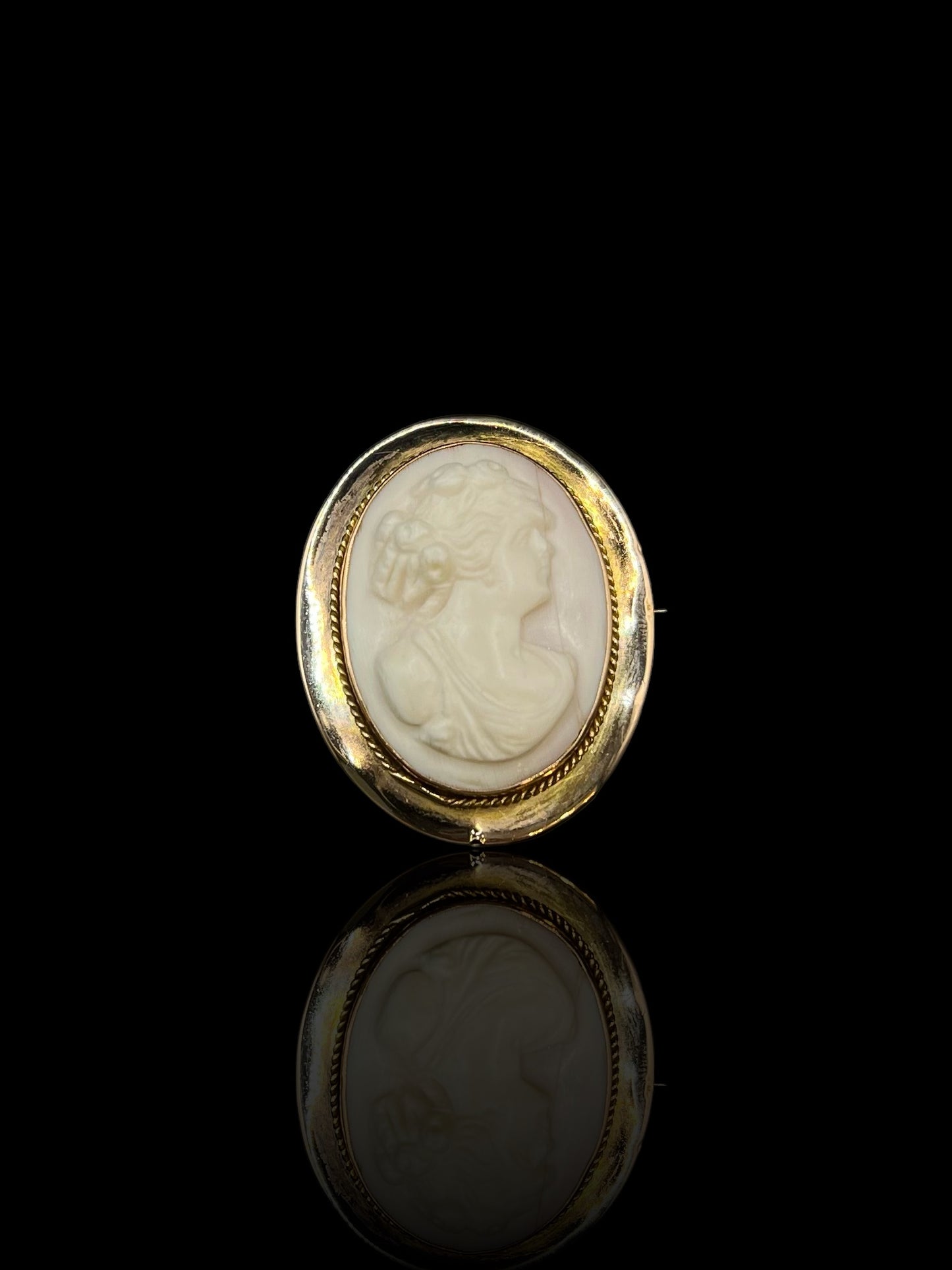 Vintage Yellow Gold Australian Cameo Brooch