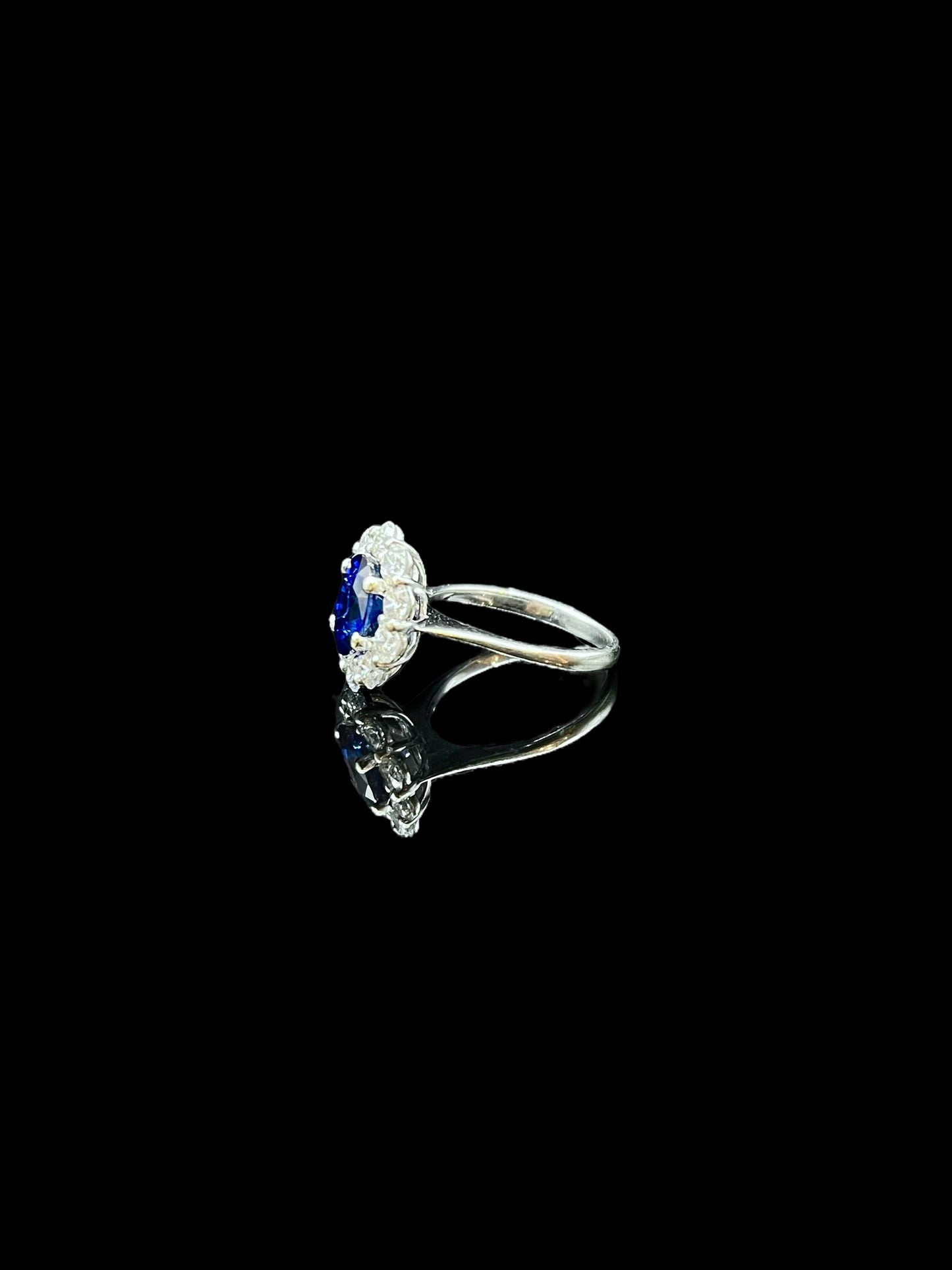 Modern White Gold Sapphire & Diamond Daisy Ring